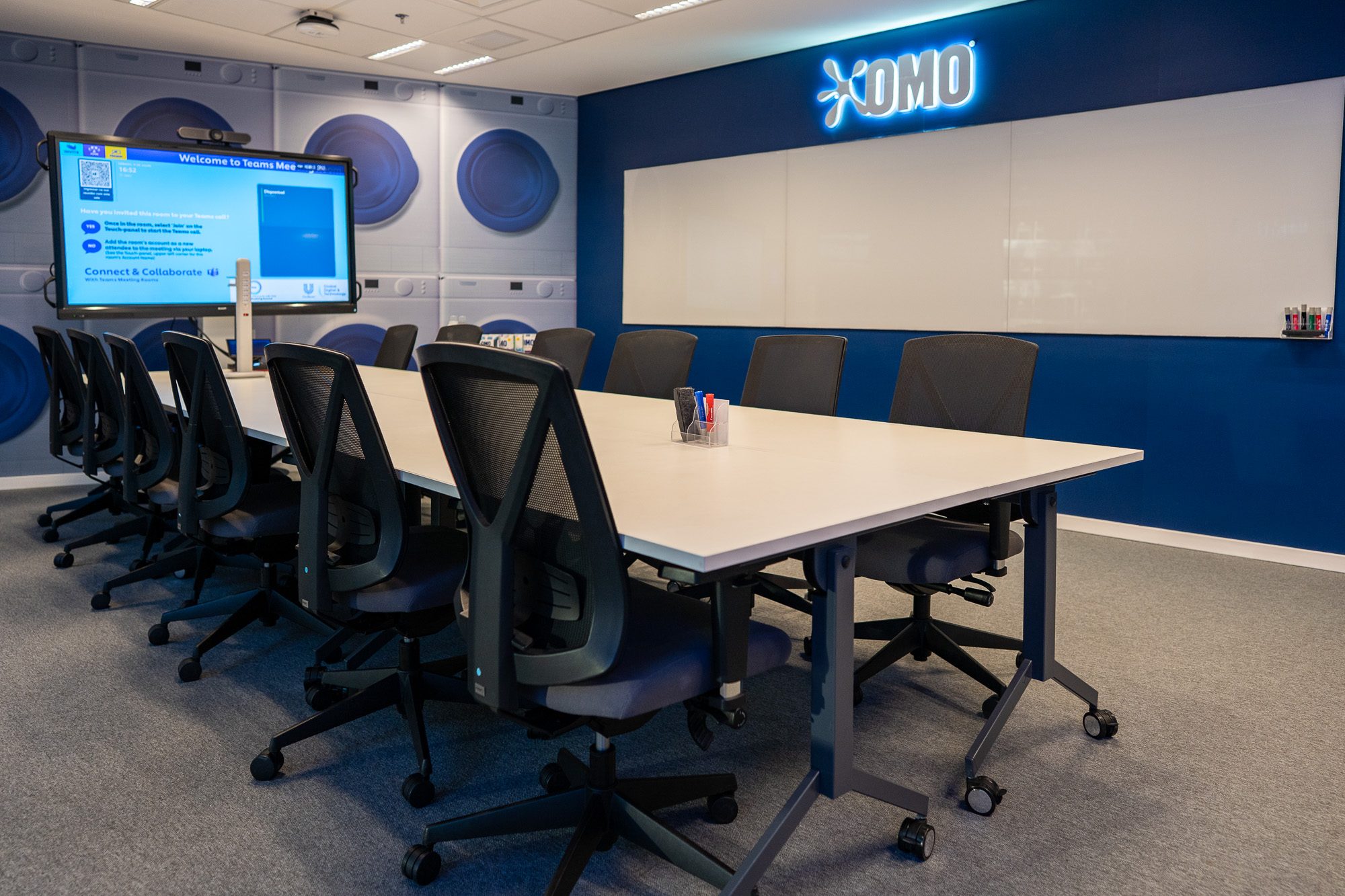 Sala de reunião da Unilever com identidade da marca OMO