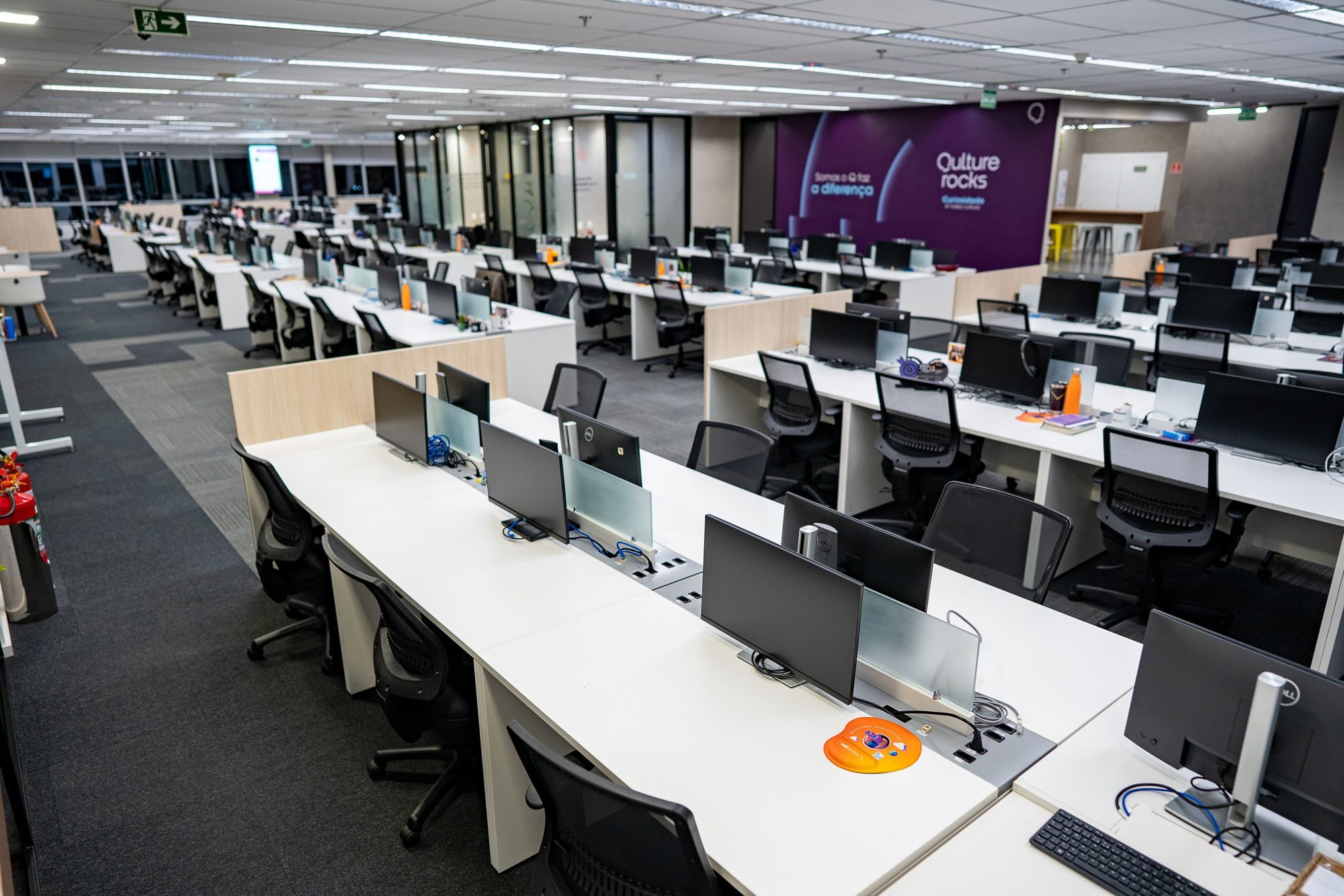 Piso corporativo da UOL EdTech, com estações de trabalho em open space